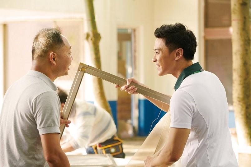 改編自信義房屋社區服務真實案例,透過紗窗修繕,打開窗開啟話匣子